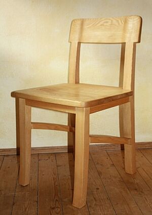 Der Stuhl ist aus Esche massiv.