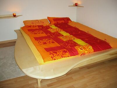 Das Bett ist aus europäischem Ahorn massiv.